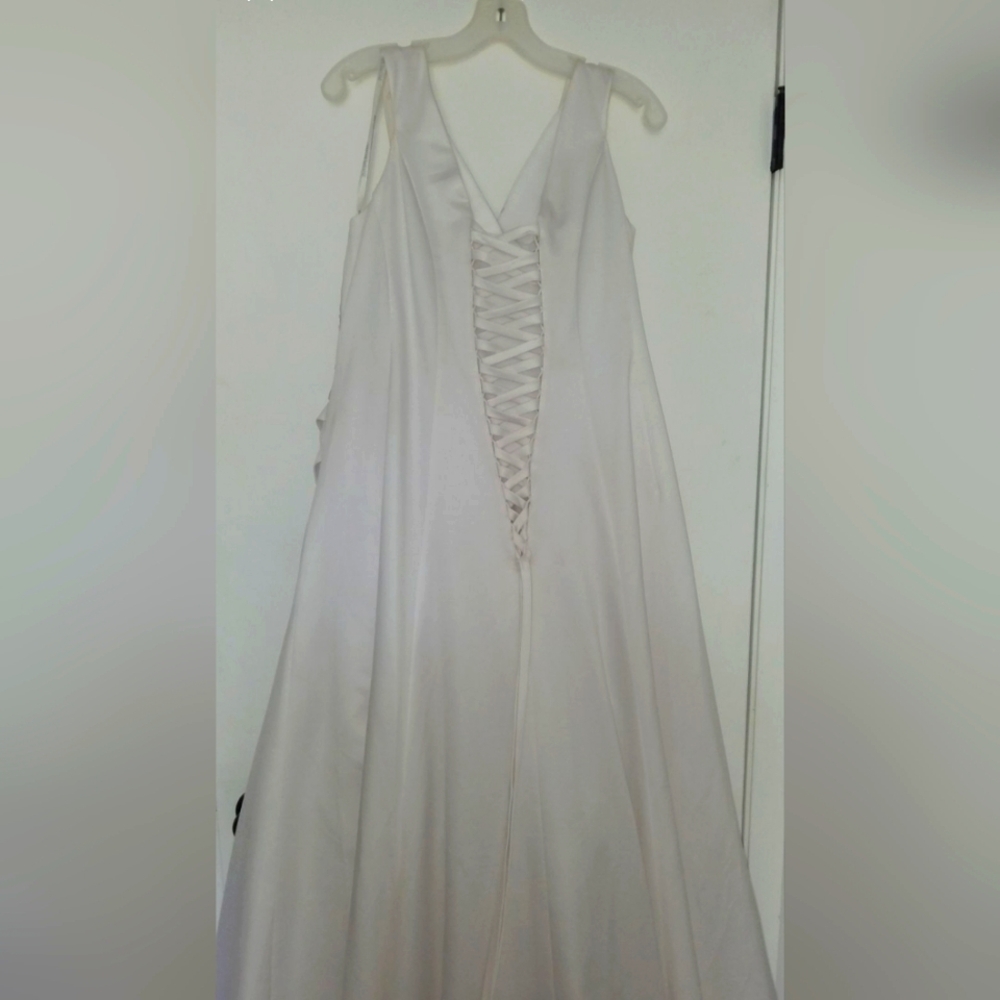 David's Bridal White Gown with Turquoise Accent - Picture 3 of 11